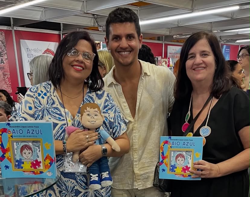 Encontro com autores e leitores no estande durante a Bienal do Livro do Rio de Janeiro em 2025