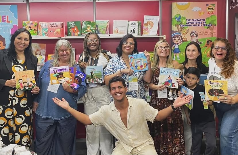 Grupo de autores e livros reunidos no estande na Bienal do Livro do Rio de Janeiro em 2025