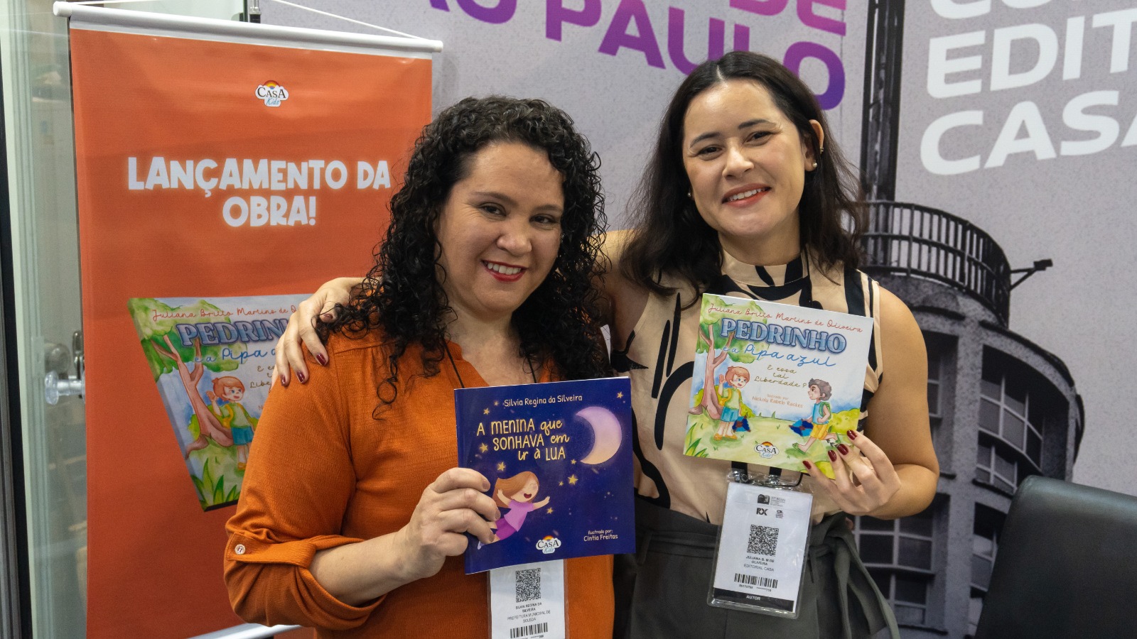 Autoras apresentando livros no estande do Grupo Editorial Casa durante a Bienal Internacional do Livro