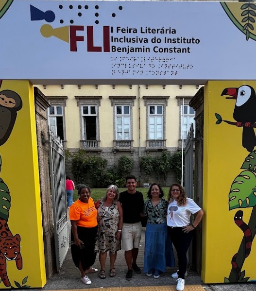 Equipe reunida na Feira Literária Inclusiva do Instituto Benjamin Constant
