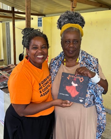 Participantes apresentam o livro Vovó Nanda durante atividade literária no Instituto Benjamin Constant
